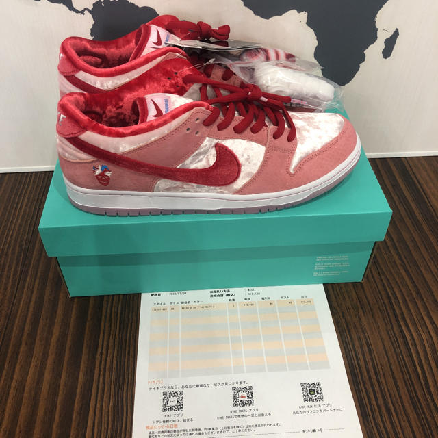 NIKE(ナイキ)のStrange Love Nike SB Dunk Low メンズの靴/シューズ(スニーカー)の商品写真