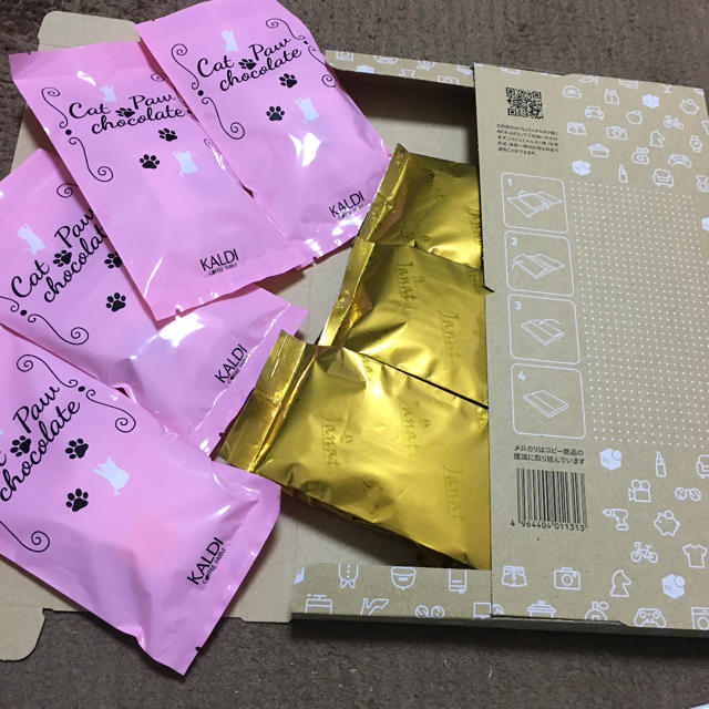 KALDI(カルディ)のKALDI 猫の日バッグ　お菓子セット 食品/飲料/酒の食品(菓子/デザート)の商品写真