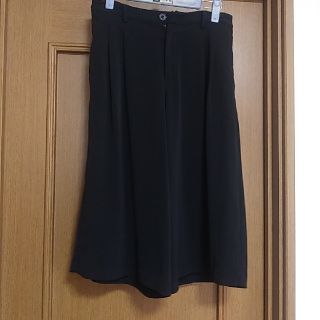 ユニクロ(UNIQLO)のガウチョパンツ　黒　M(カジュアルパンツ)