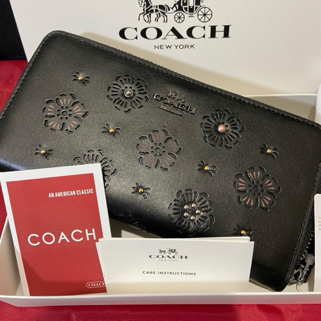 COACH(コーチ)のプレゼントにも❤️新品コーチ正規品 大人の逸品カーフレザー×スタッズ 長財布 レディースのファッション小物(財布)の商品写真