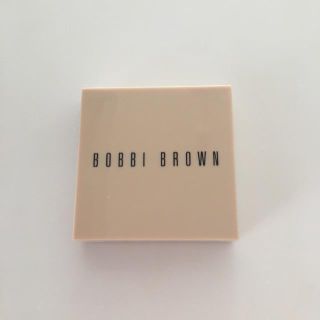 ボビイブラウン(BOBBI BROWN)のBOBBI BROWN ヌードフィニッシュイルミネイティングパウダー04バフ(フェイスカラー)