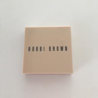 ボビイブラウン(BOBBI BROWN)のBOBBI BROWN ヌードフィニッシュイルミネイティングパウダー04バフ(フェイスカラー)