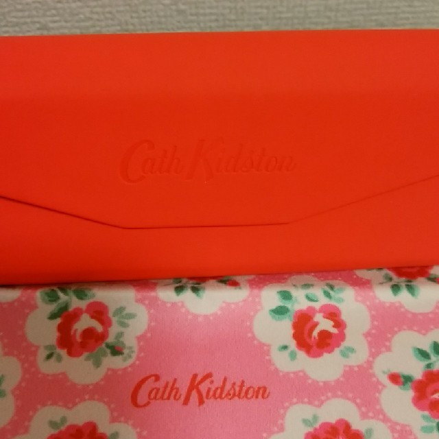 Cath Kidston(キャスキッドソン)のCath Kidston の眼鏡ケースと眼鏡拭き レディースのファッション小物(サングラス/メガネ)の商品写真