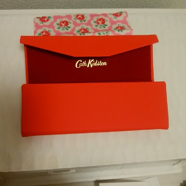 Cath Kidston(キャスキッドソン)のCath Kidston の眼鏡ケースと眼鏡拭き レディースのファッション小物(サングラス/メガネ)の商品写真