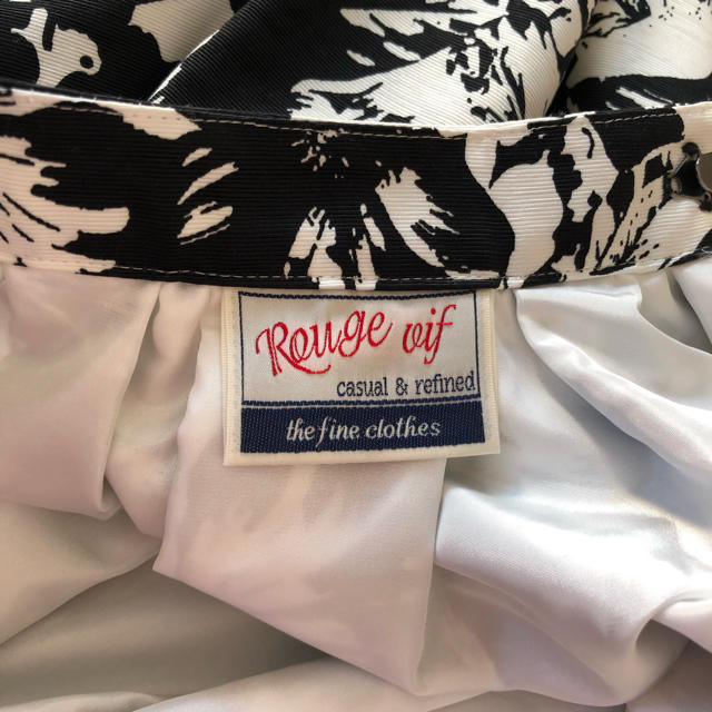 Rouge vif(ルージュヴィフ)のRouge vif ボタニカル柄 モノトーンスカート レディースのスカート(ひざ丈スカート)の商品写真