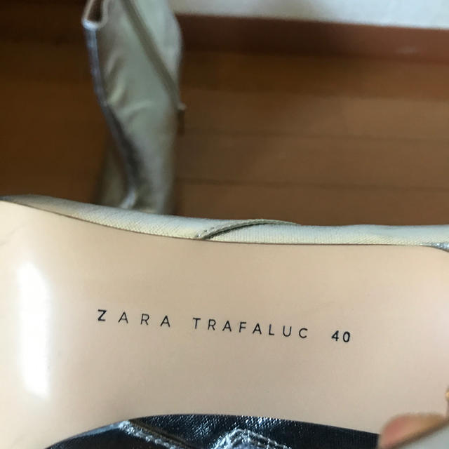 ZARA(ザラ)のZARA ショートブーツ　シルバー レディースの靴/シューズ(ブーツ)の商品写真