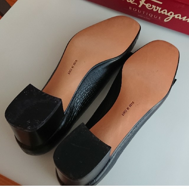 Salvatore Ferragamo(サルヴァトーレフェラガモ)の未使用フェラガモ☆パンプス 黒 22.5 レディースの靴/シューズ(ハイヒール/パンプス)の商品写真