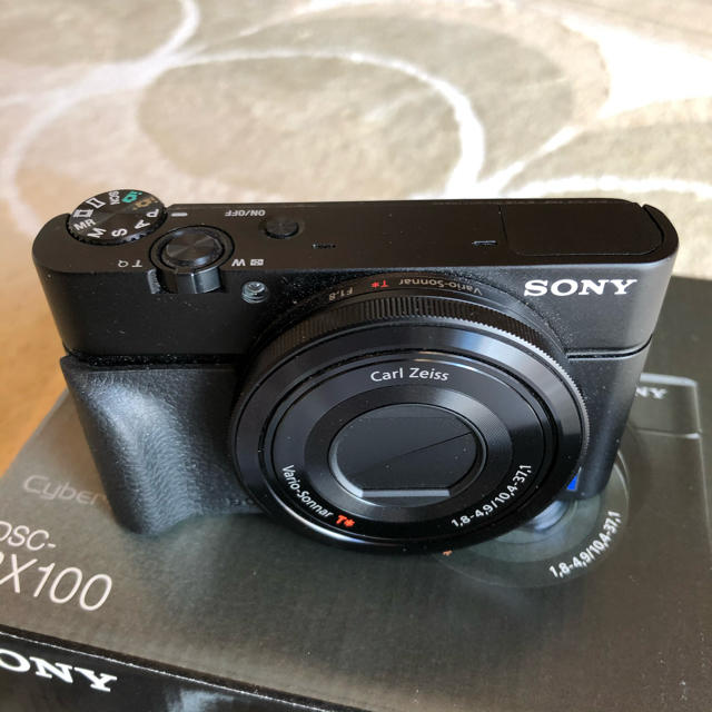 SONY(ソニー)のsony DSC-RX100 付属品完備　純正品のグリップを装着 スマホ/家電/カメラのカメラ(コンパクトデジタルカメラ)の商品写真