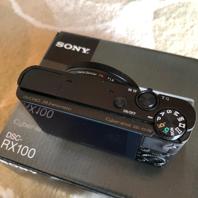 SONY(ソニー)のsony DSC-RX100 付属品完備　純正品のグリップを装着 スマホ/家電/カメラのカメラ(コンパクトデジタルカメラ)の商品写真