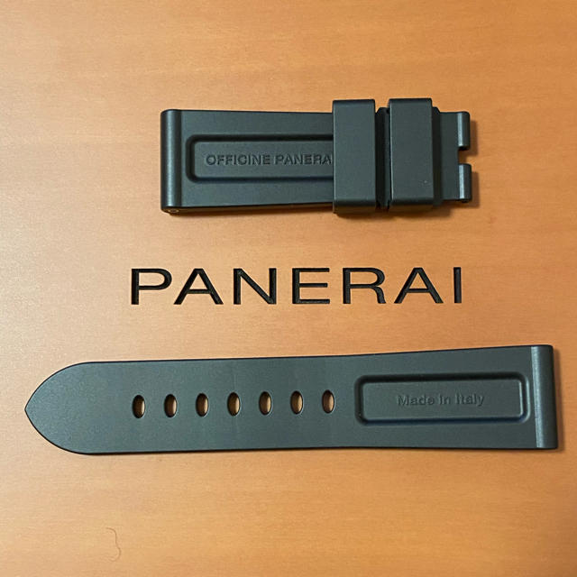 PANERAI(パネライ)の【新品未使用】黒ラバーベルト　PANERAI LUMINOR 44mm の同梱品 メンズの時計(ラバーベルト)の商品写真
