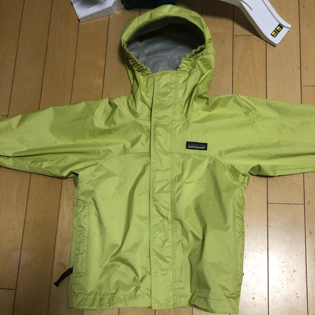 patagonia(パタゴニア)のマウンテンパーカー　トレントシェルジャケット　イエロー キッズ/ベビー/マタニティのキッズ服男の子用(90cm~)(ジャケット/上着)の商品写真