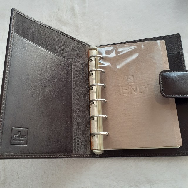 FENDI(フェンディ)の【正規品】美品 FENDI/フェンディ　手帳カバー　ズッカ柄 レディースのファッション小物(その他)の商品写真