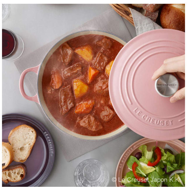 LE CREUSET(ルクルーゼ)の【早い者勝ち】ル・クルーゼ/24cm/シフォンピンク/ツマミ銀/ココットロンド インテリア/住まい/日用品のキッチン/食器(鍋/フライパン)の商品写真