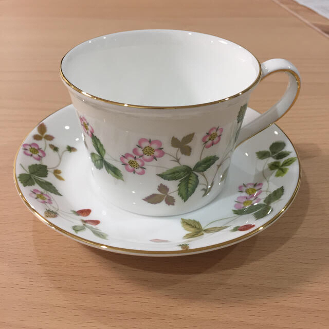 WEDGWOOD(ウェッジウッド)のWEDGWOOD  ワイルドストロベリー カップ&ソーサー2客【新品、未使用】 インテリア/住まい/日用品のキッチン/食器(食器)の商品写真