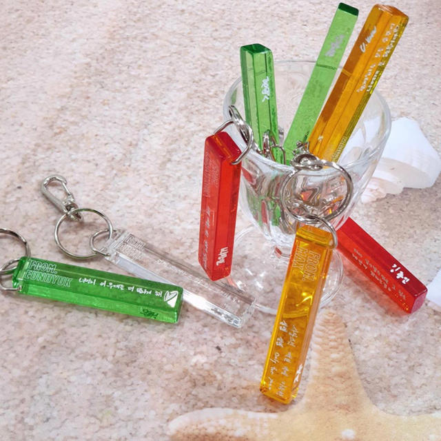 東方神起(トウホウシンキ)の東方神起　CHEER UP STICK KEYRING ユノ　手書きサイン刻印 エンタメ/ホビーのタレントグッズ(アイドルグッズ)の商品写真