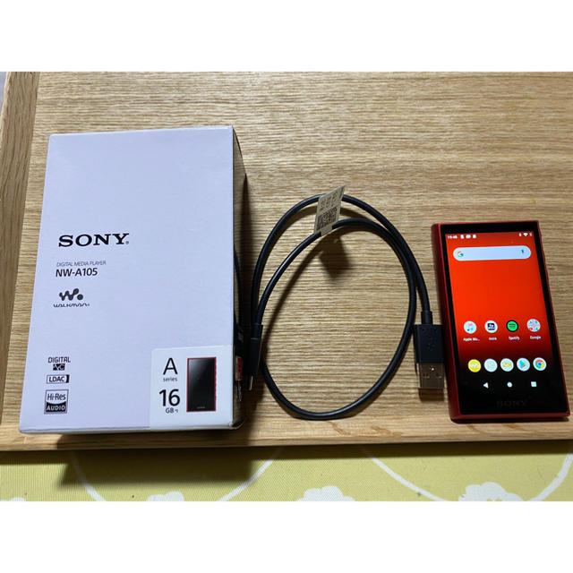 WALKMAN(ウォークマン)の【美品】最終値下！(おまけ付き)ウォークマンNW-105A（red）16G  スマホ/家電/カメラのオーディオ機器(ポータブルプレーヤー)の商品写真