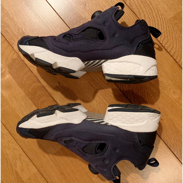 Reebok(リーボック)の美品 REEBOK INSTA PUMP FURY 23.5cm 紺 白 レディースの靴/シューズ(スニーカー)の商品写真