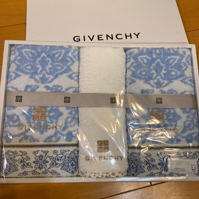 GIVENCHY(ジバンシィ)の【新品】タオル3枚セット（箱入り） インテリア/住まい/日用品の日用品/生活雑貨/旅行(タオル/バス用品)の商品写真