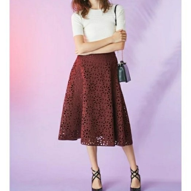 MERCURYDUO(マーキュリーデュオ)のマーキュリーデュオ　ヒートカットスカート　ボルドー　美品 レディースのスカート(ひざ丈スカート)の商品写真