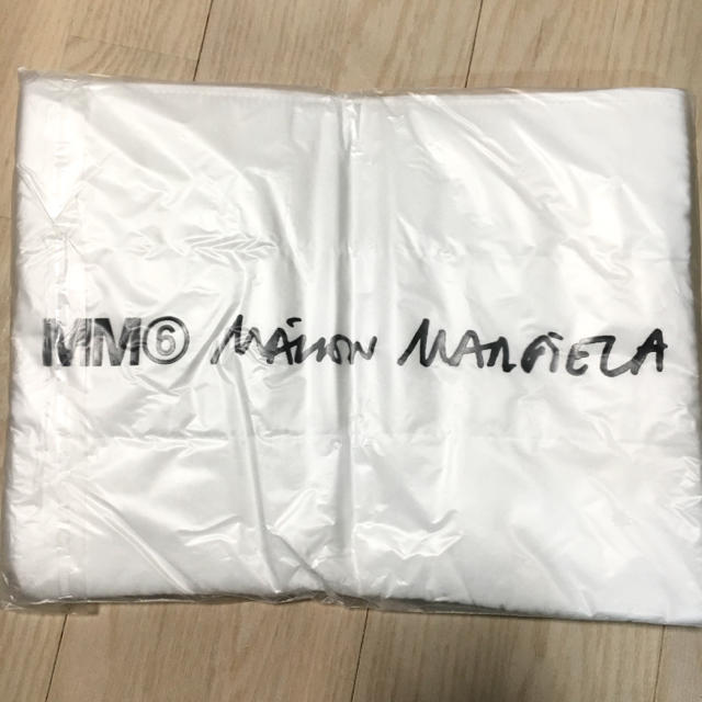 Maison Martin Margiela(マルタンマルジェラ)の今だけ値下 新品 SPUR11月号  付録 MM6パデッドポーチ マルジェラ レディースのファッション小物(ポーチ)の商品写真