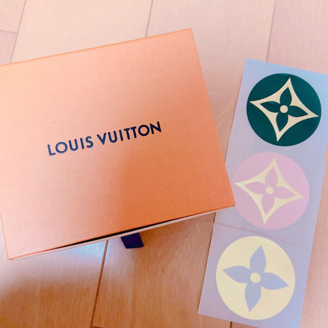 LOUIS VUITTON(ルイヴィトン)の【新品】VUITTON 非売品　ステッカー　happy様専用ページになります エンタメ/ホビーのコレクション(ノベルティグッズ)の商品写真