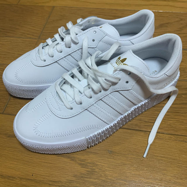 adidas(アディダス)のadidas アディダス サンバローズ ゴールド 23.5cm スニーカー レディースの靴/シューズ(スニーカー)の商品写真