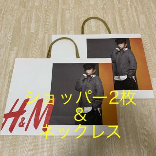 エイチアンドエム(H&M)の☆安室奈美恵 H&M ショッパー2枚&ネックレスセット(アイドルグッズ)