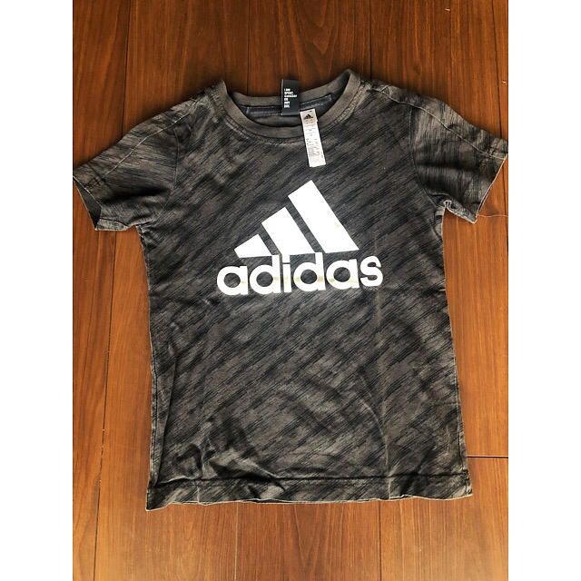 adidas(アディダス)のアディダス　Tシャツ　120cm 黒 キッズ/ベビー/マタニティのキッズ服男の子用(90cm~)(Tシャツ/カットソー)の商品写真