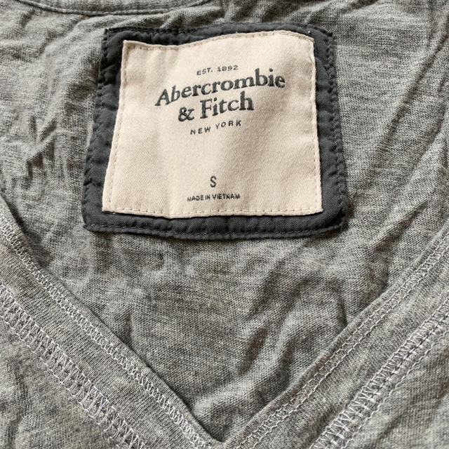 Abercrombie&Fitch(アバクロンビーアンドフィッチ)のアバクロ　グレーT 新品未使用 レディースのトップス(Tシャツ(半袖/袖なし))の商品写真