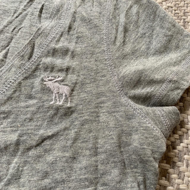 Abercrombie&Fitch(アバクロンビーアンドフィッチ)のアバクロ　グレーT 新品未使用 レディースのトップス(Tシャツ(半袖/袖なし))の商品写真