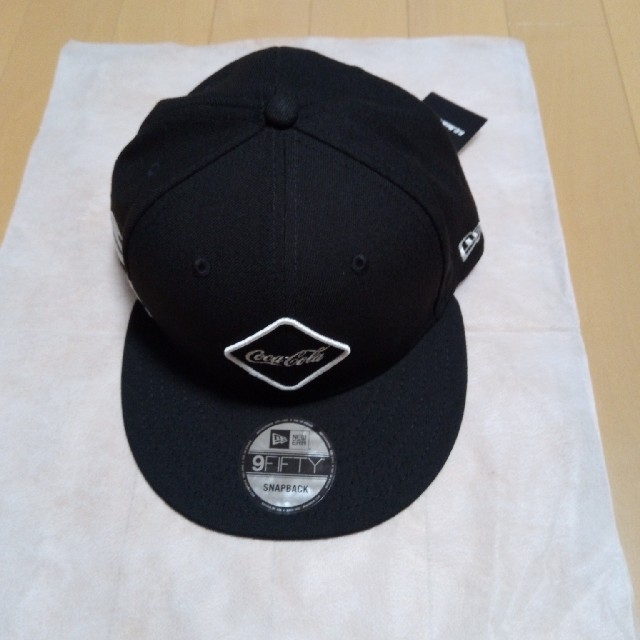 F.C.R.B.(エフシーアールビー)のFCRB NEW ERA COCA-COLA 9FIFTY SNAP BACK メンズの帽子(キャップ)の商品写真