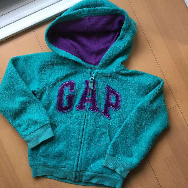 GAP Kids(ギャップキッズ)のGAP フリースパーカー　 キッズ/ベビー/マタニティのキッズ服男の子用(90cm~)(ジャケット/上着)の商品写真