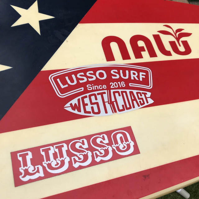 RVCA(ルーカ)の正規品☆LUSSO SURF 防水ステッカー　白☆RVCA スポーツ/アウトドアのスポーツ/アウトドア その他(サーフィン)の商品写真