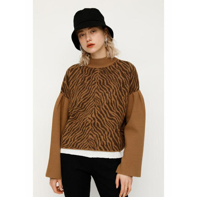 SLY(スライ)のZEBRA FLARE SLEEVE MG トップス レディースのトップス(ニット/セーター)の商品写真