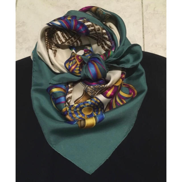 Hermes(エルメス)の色鮮やかなリボン柄　エルメス　スカーフ　カレ90 レディースのファッション小物(バンダナ/スカーフ)の商品写真
