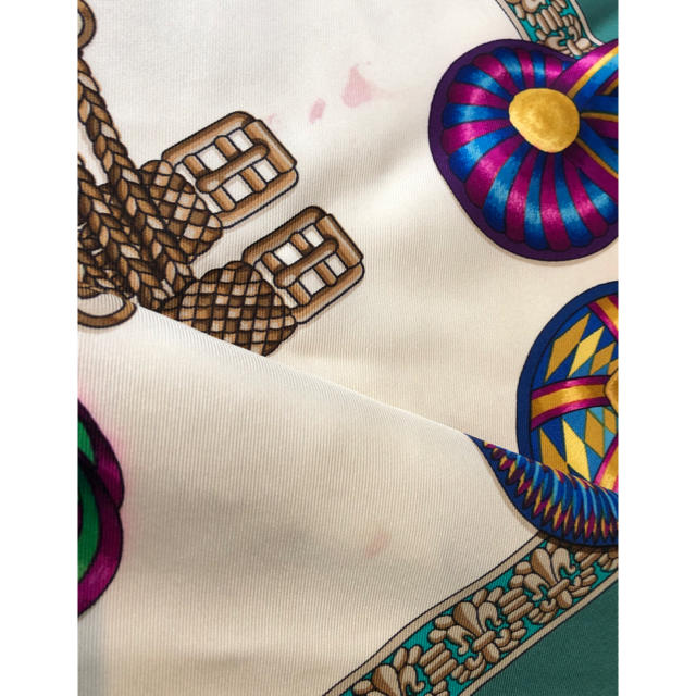 Hermes(エルメス)の色鮮やかなリボン柄　エルメス　スカーフ　カレ90 レディースのファッション小物(バンダナ/スカーフ)の商品写真