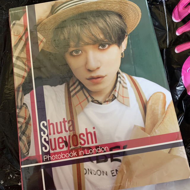 AAA(トリプルエー)のShuta Sueyoshi Photobook in London エンタメ/ホビーの雑誌(アート/エンタメ/ホビー)の商品写真