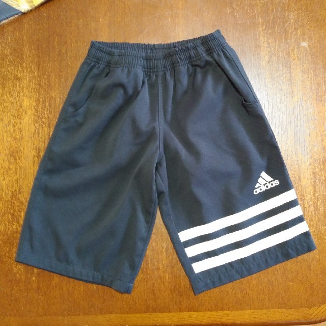 adidas(アディダス)のTシャツとハーフパンツ キッズ/ベビー/マタニティのキッズ服男の子用(90cm~)(Tシャツ/カットソー)の商品写真