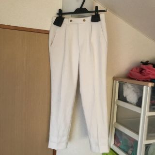 バビロン(BABYLONE)のパンツ　タックパンツ　ホワイト　BABYLONE(クロップドパンツ)