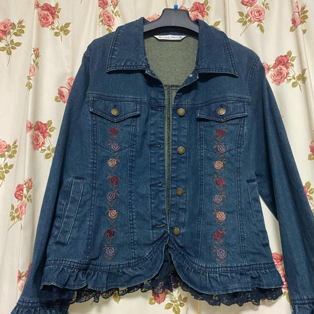 薔薇刺繍入りジーンズジャケット レディースのジャケット/アウター(Gジャン/デニムジャケット)の商品写真
