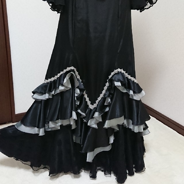 フラメンコ衣装 黒サテンファルダ