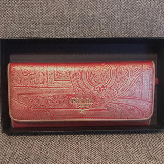 プラダ(PRADA)のPRADA サフィアーノ 赤×ゴールド 長財布（※限定色）【期間限定値下げ】(財布)