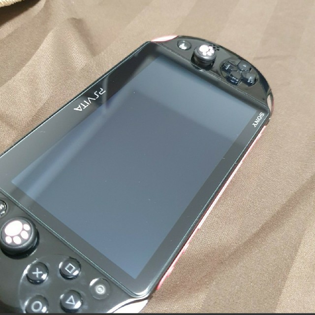 PlayStation Vita(プレイステーションヴィータ)の[購入者決定]ps vita Wi-fiモデル 2000 +メモリカード16GB エンタメ/ホビーのゲームソフト/ゲーム機本体(携帯用ゲーム機本体)の商品写真