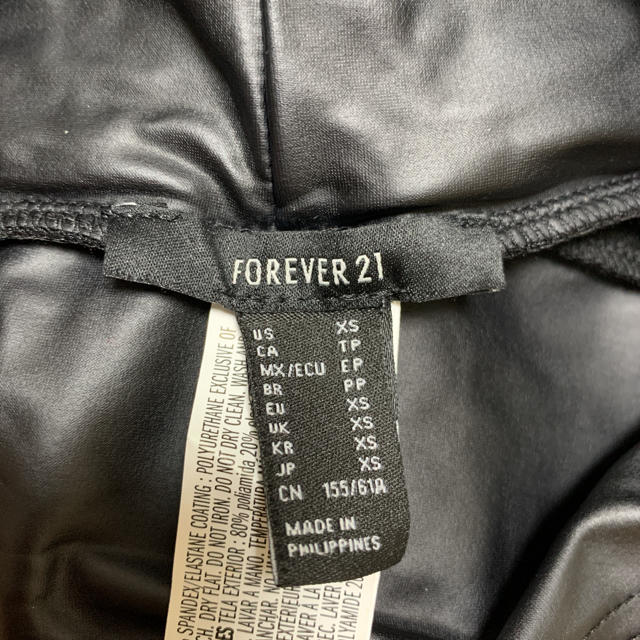 FOREVER 21(フォーエバートゥエンティーワン)のレギンス　黒　ブラック　レザー調 レディースのレッグウェア(レギンス/スパッツ)の商品写真