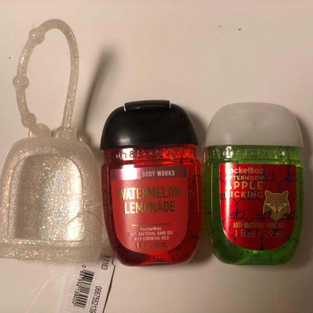 Bath & Body Works(バスアンドボディーワークス)の【新品】Bath and Body Works 除菌ジェル2個&ホルダー　 インテリア/住まい/日用品のキッチン/食器(アルコールグッズ)の商品写真