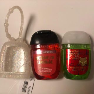 バスアンドボディーワークス(Bath & Body Works)の【新品】Bath and Body Works 除菌ジェル2個&ホルダー　(アルコールグッズ)