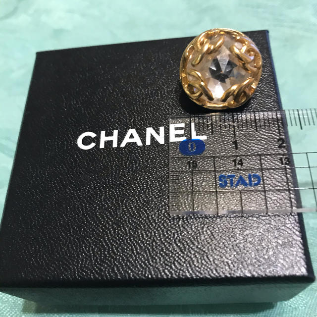 CHANEL(シャネル)のYy様専用　CHANEL クリスタル風　イヤリング　片方のみ レディースのアクセサリー(イヤリング)の商品写真