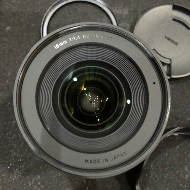 SIGMA(シグマ)の美品　SIGMA（シグマ）16mm F1.4 DC DN SONY スマホ/家電/カメラのカメラ(レンズ(単焦点))の商品写真