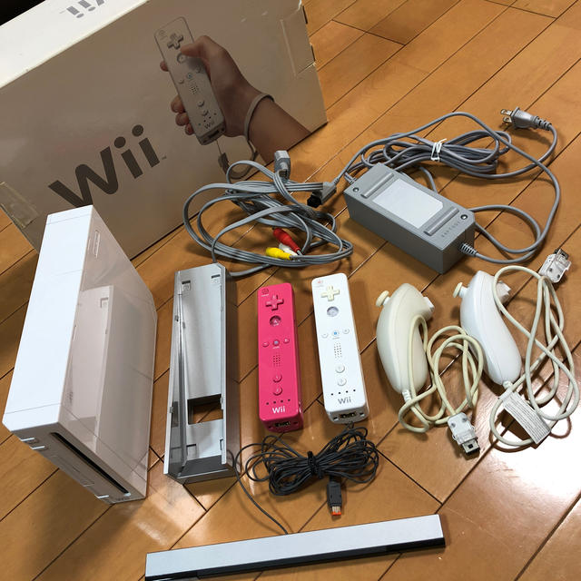 Wii(ウィー)の任天堂　wii 本体 エンタメ/ホビーのゲームソフト/ゲーム機本体(家庭用ゲーム機本体)の商品写真
