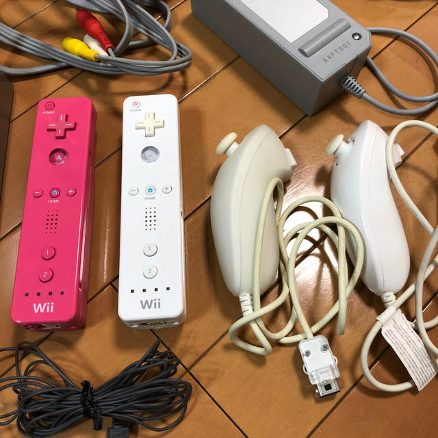 Wii(ウィー)の任天堂　wii 本体 エンタメ/ホビーのゲームソフト/ゲーム機本体(家庭用ゲーム機本体)の商品写真